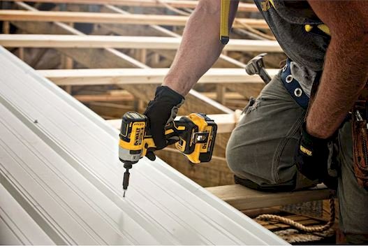 KIT PARAFUSADEIRA DE IMPACTO 1/4" 20V MAX DCF877M2-BR (127V)